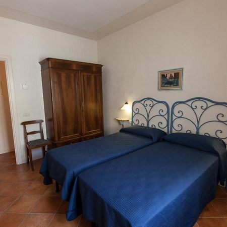 Hotel Locanda Degli Artisti Борго-Сан-Лоренцо Экстерьер фото