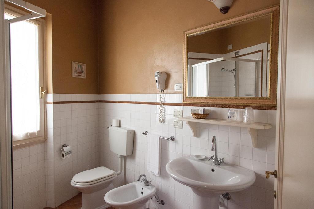 Hotel Locanda Degli Artisti Борго-Сан-Лоренцо Номер фото
